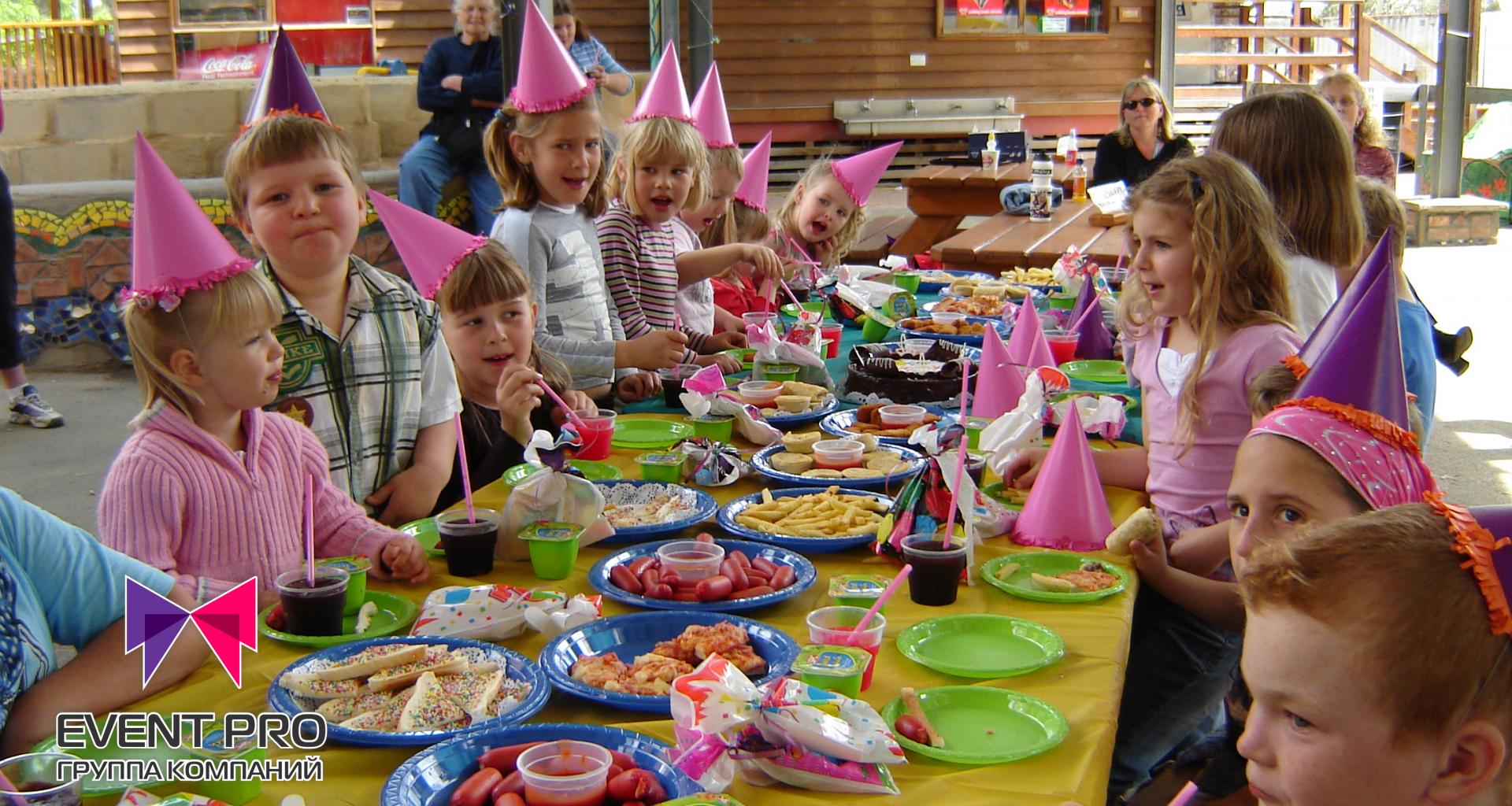 Отметить день рождения в центре. Детский стол на день рождения. Праздничный стол для детей. Детский стол на праздник. Детский праздничный стол на день рождения.